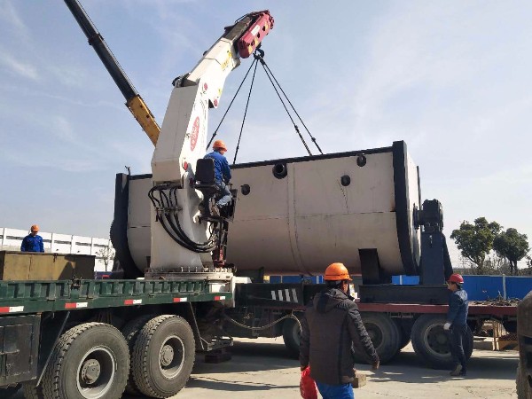 大型生化機設(shè)備卸機到位