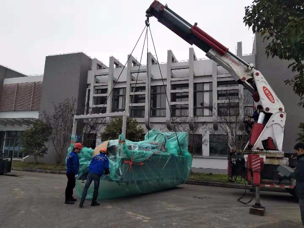 大型激光機(jī)卸車到位