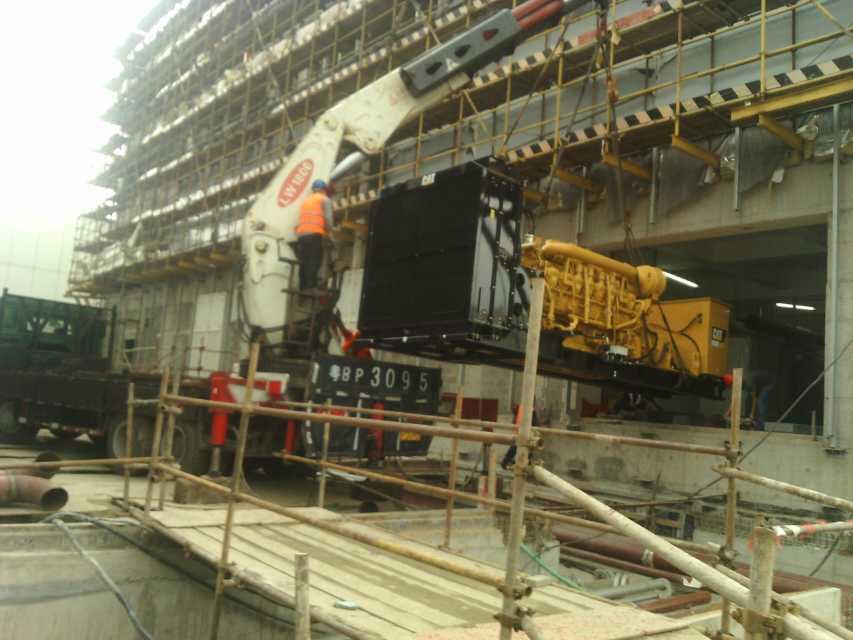 進口發電機吊裝上二樓